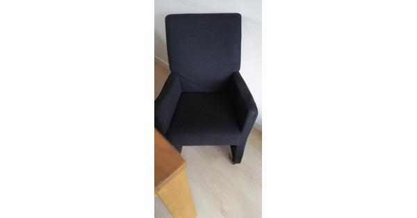 Eettafel stoelen antraciet (6x) met armleuning en op wielen